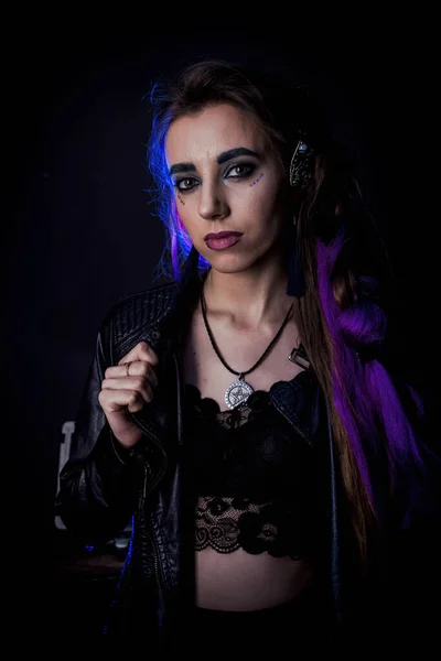 Mädchen Werwolf Stil Auf Schwarzem Hintergrund Mit Blauem Licht — Stockfoto