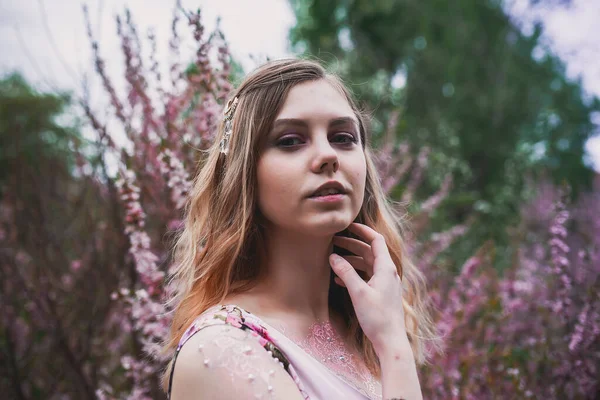 Meisje Een Delicate Jurk Met Mehendi Het Lichaam Bloeiende Amandelen — Stockfoto