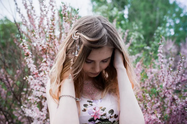 体にメヘンディと繊細なドレスの女の子 アーモンドの開花で — ストック写真