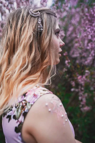 Menina Vestido Delicado Com Mehendi Corpo Amêndoas Floridas — Fotografia de Stock