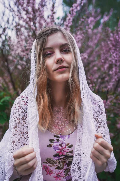Üzerinde Mehendi Olan Narin Elbiseli Bir Kız Çiçek Açmış Bademler — Stok fotoğraf