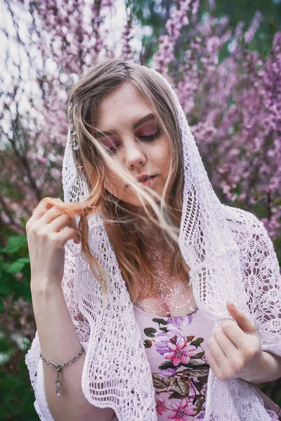 Üzerinde Mehendi Olan Narin Elbiseli Bir Kız Çiçek Açmış Bademler — Stok fotoğraf