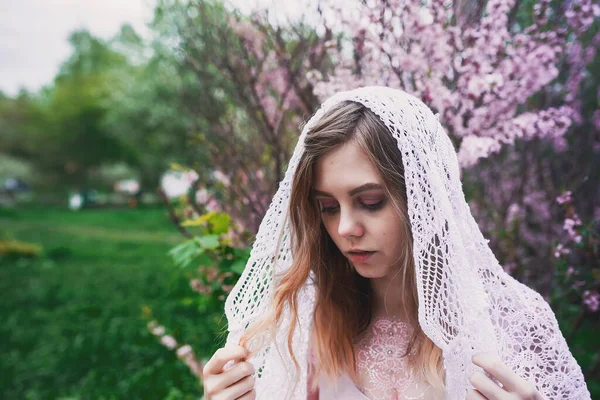 Üzerinde Mehendi Olan Narin Elbiseli Bir Kız Çiçek Açmış Bademler — Stok fotoğraf