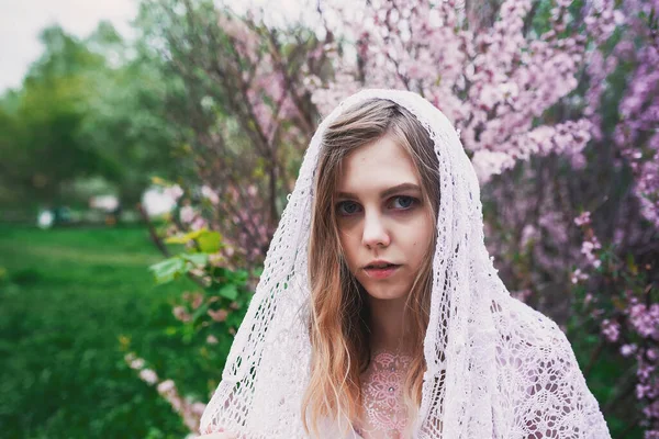 Chica Vestido Delicado Con Mehendi Cuerpo Almendras Florecientes —  Fotos de Stock