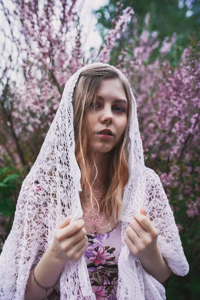 Üzerinde Mehendi Olan Narin Elbiseli Bir Kız Çiçek Açmış Bademler — Stok fotoğraf