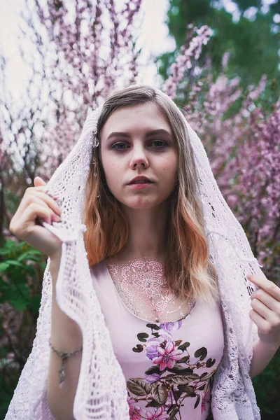 Dziewczyna Delikatnej Sukience Mehendi Ciele Kwitnących Migdałów — Zdjęcie stockowe