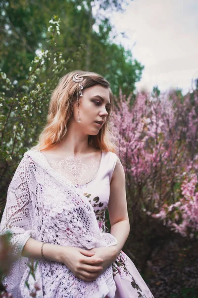 Chica Vestido Delicado Con Mehendi Cuerpo Almendras Florecientes —  Fotos de Stock