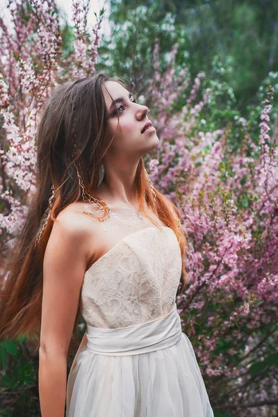 Chica Vestido Delicado Con Mehendi Cuerpo Almendras Florecientes —  Fotos de Stock