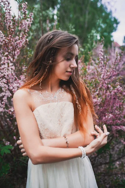 Chica Vestido Delicado Con Mehendi Cuerpo Almendras Florecientes —  Fotos de Stock