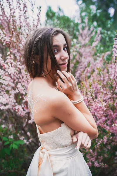 Chica Vestido Delicado Con Mehendi Cuerpo Almendras Florecientes —  Fotos de Stock