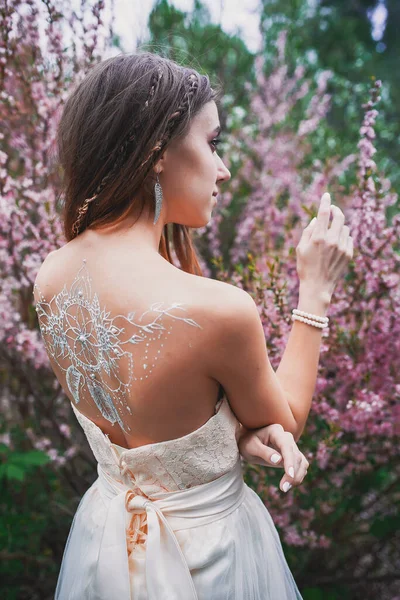 Mädchen Einem Zarten Kleid Mit Mehendi Auf Dem Körper Blühenden — Stockfoto