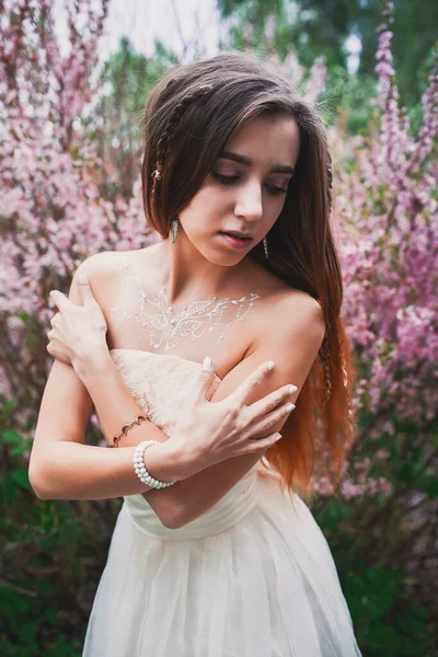 Mädchen Einem Zarten Kleid Mit Mehendi Auf Dem Körper Blühenden — Stockfoto