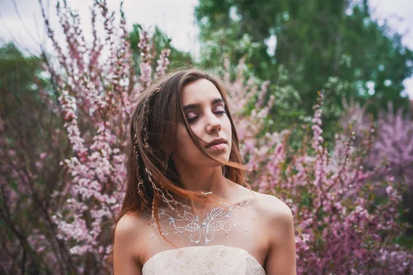 Chica Vestido Delicado Con Mehendi Cuerpo Almendras Florecientes —  Fotos de Stock