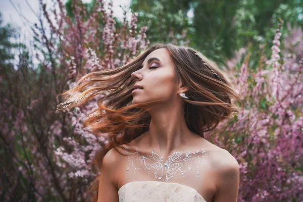 Üzerinde Mehendi Olan Narin Elbiseli Bir Kız Çiçek Açmış Bademler — Stok fotoğraf