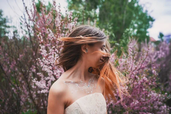 Üzerinde Mehendi Olan Narin Elbiseli Bir Kız Çiçek Açmış Bademler — Stok fotoğraf