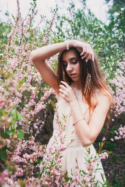 Meisje Een Delicate Jurk Met Mehendi Het Lichaam Bloeiende Amandelen — Stockfoto