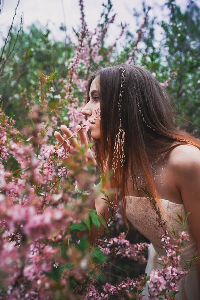 Üzerinde Mehendi Olan Narin Elbiseli Bir Kız Çiçek Açmış Bademler — Stok fotoğraf