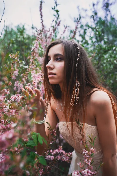 Flicka Delikat Klänning Med Mehendi Kroppen Blommande Mandel — Stockfoto