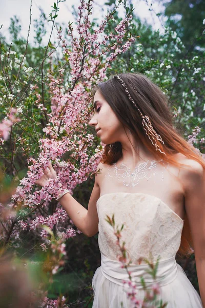 Dívka Jemných Šatech Mehendi Těle Kvetoucích Mandlích — Stock fotografie