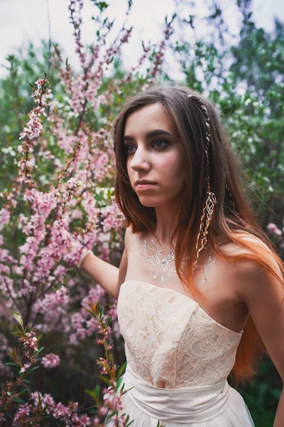 Dívka Jemných Šatech Mehendi Těle Kvetoucích Mandlích — Stock fotografie