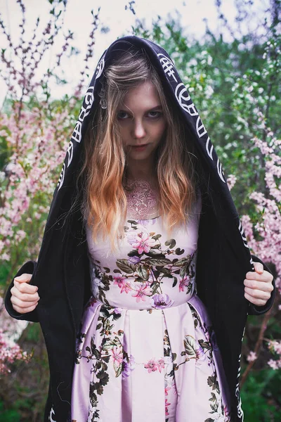 Mädchen Einem Zarten Kleid Mit Mehendi Auf Dem Körper Blühenden — Stockfoto