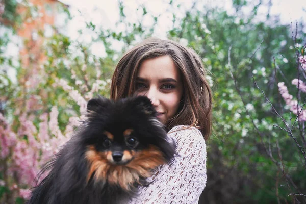 Dívka Jemných Šatech Mehendi Těle Kvetoucích Mandlích — Stock fotografie