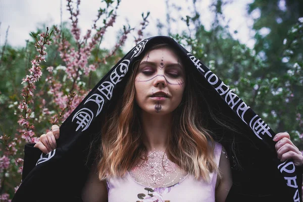 Meisje Een Delicate Jurk Met Mehendi Het Lichaam Bloeiende Amandelen — Stockfoto