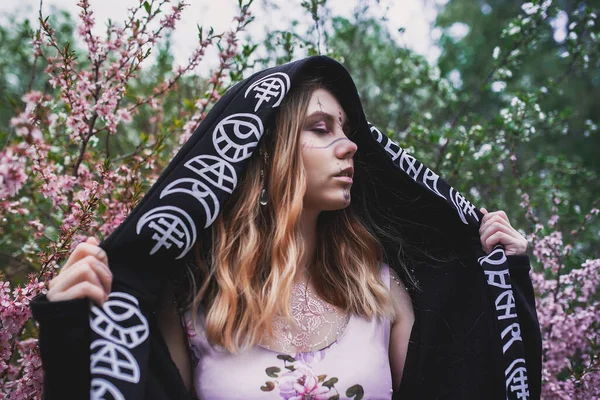 Chica Vestido Delicado Con Mehendi Cuerpo Almendras Florecientes — Foto de Stock