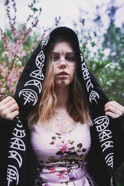 Chica Vestido Delicado Con Mehendi Cuerpo Almendras Florecientes — Foto de Stock