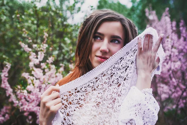 Chica Vestido Delicado Con Mehendi Cuerpo Almendras Florecientes —  Fotos de Stock