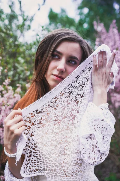 Chica Vestido Delicado Con Mehendi Cuerpo Almendras Florecientes —  Fotos de Stock