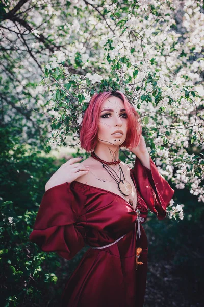 Menina Cabelo Vermelho Vermelho Forma Druida Árvores Maçã — Fotografia de Stock