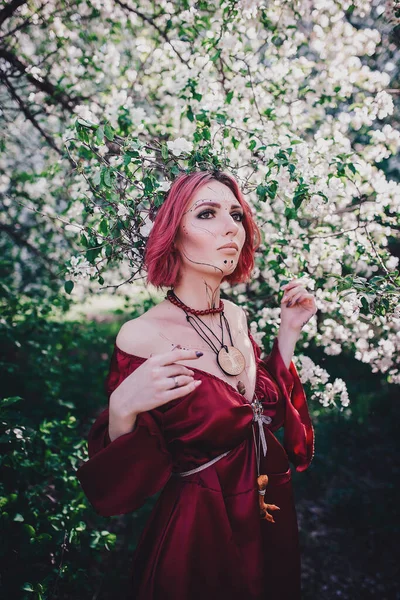 Mädchen Mit Roten Haaren Form Eines Druiden Apfelbäumen — Stockfoto