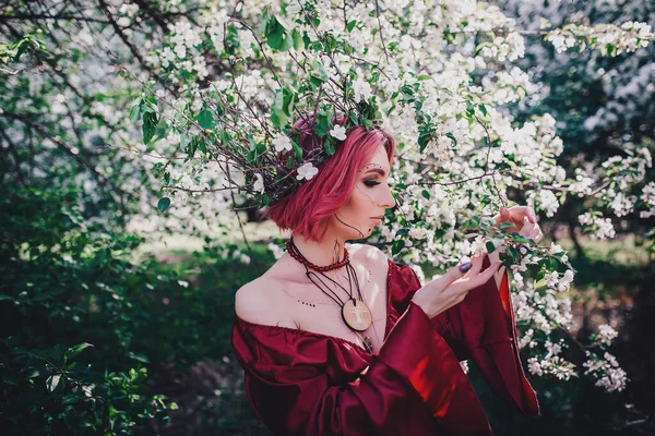 Menina Cabelo Vermelho Vermelho Forma Druida Árvores Maçã — Fotografia de Stock