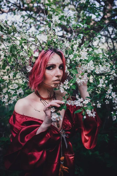 Menina Cabelo Vermelho Vermelho Forma Druida Árvores Maçã — Fotografia de Stock