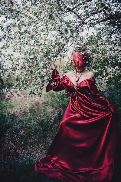 Menina Cabelo Vermelho Vermelho Forma Druida Árvores Maçã — Fotografia de Stock