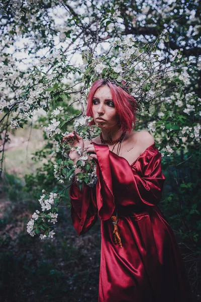 Chica Pelo Rojo Rojo Forma Druida Los Manzanos — Foto de Stock