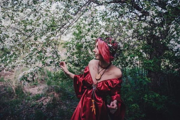 Menina Cabelo Vermelho Vermelho Forma Druida Árvores Maçã — Fotografia de Stock