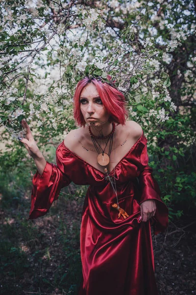 Menina Cabelo Vermelho Vermelho Forma Druida Árvores Maçã — Fotografia de Stock