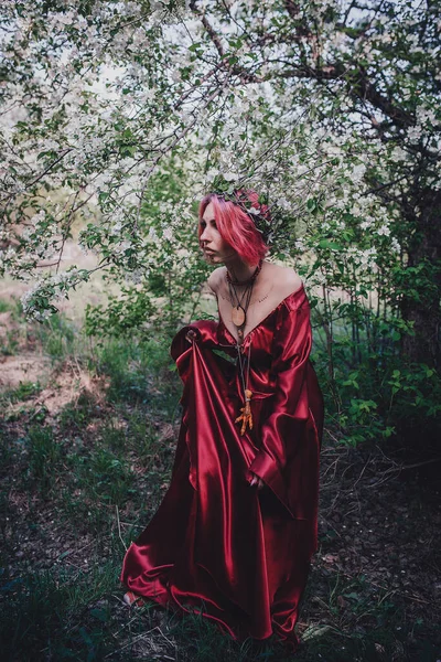 Menina Cabelo Vermelho Vermelho Forma Druida Árvores Maçã — Fotografia de Stock