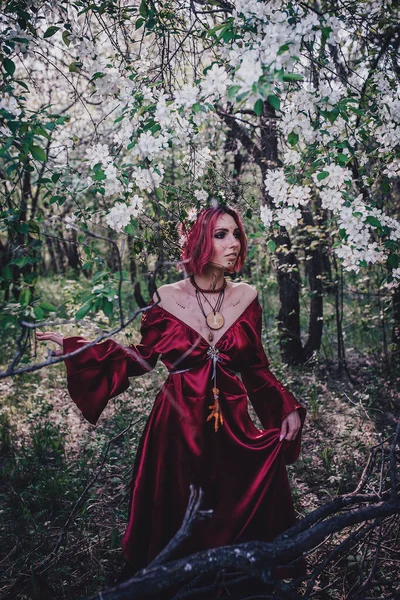 Menina Cabelo Vermelho Vermelho Forma Druida Árvores Maçã — Fotografia de Stock