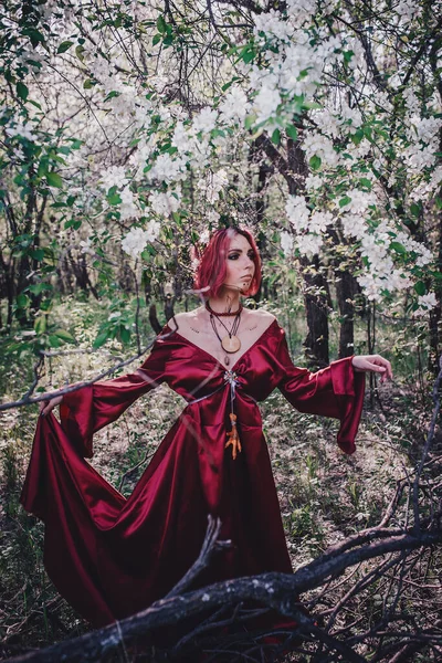 Menina Cabelo Vermelho Vermelho Forma Druida Árvores Maçã — Fotografia de Stock