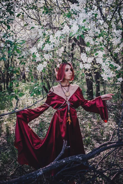 Menina Cabelo Vermelho Vermelho Forma Druida Árvores Maçã — Fotografia de Stock