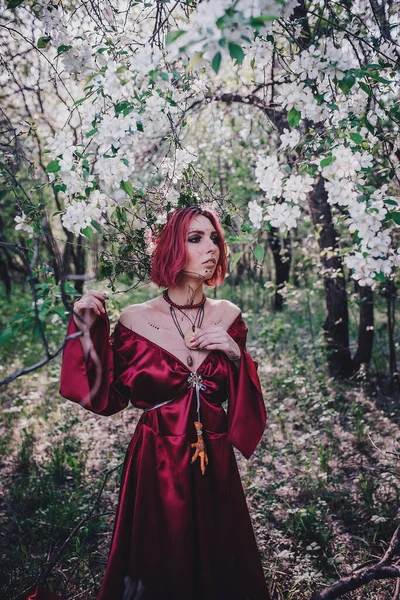 Menina Cabelo Vermelho Vermelho Forma Druida Árvores Maçã — Fotografia de Stock