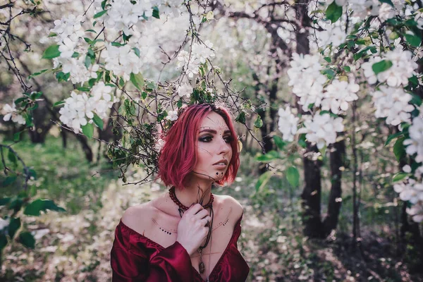 Mädchen Mit Roten Haaren Form Eines Druiden Apfelbäumen — Stockfoto