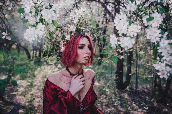 Meisje Rood Rood Haar Vorm Van Een Druïde Appelbomen — Stockfoto