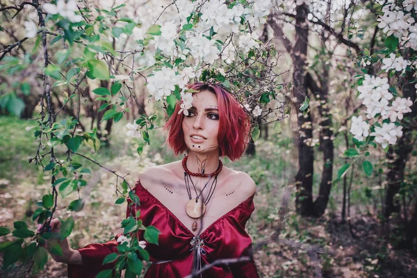 Menina Cabelo Vermelho Vermelho Forma Druida Árvores Maçã — Fotografia de Stock