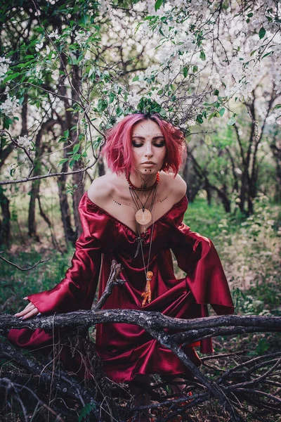 Menina Cabelo Vermelho Vermelho Forma Druida Árvores Maçã — Fotografia de Stock