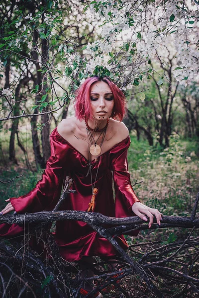 Menina Cabelo Vermelho Vermelho Forma Druida Árvores Maçã — Fotografia de Stock