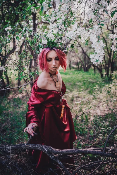 Menina Cabelo Vermelho Vermelho Forma Druida Árvores Maçã — Fotografia de Stock